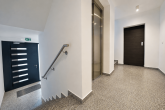 *Neubau* Luxus-EG-Wohnung zum Erstbezug! Barrierefrei! Aufzug, TG, Klima & Garten ZENTRAL in Lennep! - Hauseingang, rechts Wohnungstür