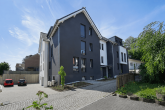 *Neubau* Luxus-EG-Wohnung zum Erstbezug! Barrierefrei! Aufzug, TG, Klima & Garten ZENTRAL in Lennep! - Hausansicht, links TG-Zufahrt