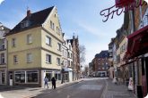 Top-Invest Neuss-Altstadt: Faktor 18,4 mit 5,45 % Rendite – 4 solide Einheiten in idealen Größen - Haus und Straßenansicht