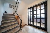 Ruhige Lage & schöner Grundriss: Erdgeschoss-Wohnung mit Balkon, Gartenparadies und Garagennutzung - Treppenhaus