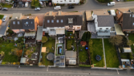 Ruhige Lage & schöner Grundriss: Erdgeschoss-Wohnung mit Balkon, Gartenparadies und Garagennutzung - Drohnenaufnahme Hausansicht