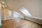 Erstbezug nach Kernsanierung: 2-Zimmer-Dachgeschosswohnung mit Garten in Pulheim-Sinthern - Wohnzimmer