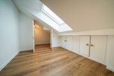 Erstbezug nach Kernsanierung: 2-Zimmer-Dachgeschosswohnung mit Garten in Pulheim-Sinthern - Wohnzimmer Abstellbereich