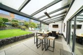 **Neuwertiges, freistehendes Einfamilienhaus mit Garage, Carport und Gartenparadies** - Terrasse Ansicht 2
