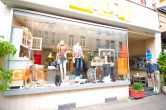 TOP LAGE in Shopping Meile! Einladend & sehr gepflegt! Ladenlokal im Zentrum von K-Dellbrück! - Außenansicht mit Schaufenster