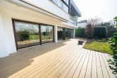 Exklusives Wohnensemble mit Pool, Traumgarten & flexiblen Nutzungsmöglichkeiten in Leichlingen - Terrasse