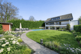 Exklusives Wohnensemble mit Pool, Traumgarten & flexiblen Nutzungsmöglichkeiten in Leichlingen - KI generiertes Beispielbild - Garten