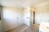 Exklusives Wohnensemble mit Pool, Traumgarten & flexiblen Nutzungsmöglichkeiten in Leichlingen - Walk-in Dusche Whg Nr. 3