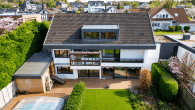 Exklusives Wohnensemble mit Pool, Traumgarten & flexiblen Nutzungsmöglichkeiten in Leichlingen - Rückansicht