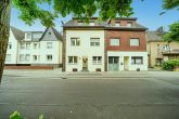 **TOP PREIS: Moderne Maisonette-Wohnung mit Balkon - zentral in Alt-Hürth** - Hausansicht (linke Seite)