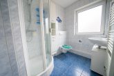 Rundumpaket aus 2003! Großzügiges Mehrgenerationenhaus mit Sauna, Kamin, Garten und Garage in Hürth - Bad Dachgeschoss