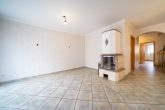 Rundumpaket aus 2003! Großzügiges Mehrgenerationenhaus mit Sauna, Kamin, Garten und Garage in Hürth - Wohnzimmer