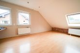 Rundumpaket aus 2003! Großzügiges Mehrgenerationenhaus mit Sauna, Kamin, Garten und Garage in Hürth - Zimmer 1 Obergeschoss