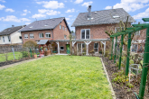Rundumpaket aus 2003! Großzügiges Mehrgenerationenhaus mit Sauna, Kamin, Garten und Garage in Hürth - Garten