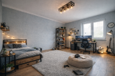 Rundumpaket aus 2003! Großzügiges Mehrgenerationenhaus mit Sauna, Kamin, Garten und Garage in Hürth - Zimmer 2 1. Obergeschoss KI generiert