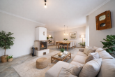 Rundumpaket aus 2003! Großzügiges Mehrgenerationenhaus mit Sauna, Kamin, Garten und Garage in Hürth - Wohnzimmer KI generiert