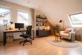 Rundumpaket aus 2003! Großzügiges Mehrgenerationenhaus mit Sauna, Kamin, Garten und Garage in Hürth - Zimmer 1 Obergeschoss KI generiert