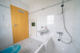 Rundumpaket aus 2003! Großzügiges Mehrgenerationenhaus mit Sauna, Kamin, Garten und Garage in Hürth - Bad en Suite