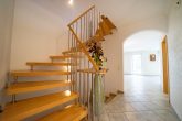 Rundumpaket aus 2003! Großzügiges Mehrgenerationenhaus mit Sauna, Kamin, Garten und Garage in Hürth - Treppe