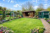 Rundumpaket aus 2003! Großzügiges Mehrgenerationenhaus mit Sauna, Kamin, Garten und Garage in Hürth - Garten KI generiert