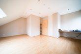 Rundumpaket aus 2003! Großzügiges Mehrgenerationenhaus mit Sauna, Kamin, Garten und Garage in Hürth - Zimmer 1 Obergeschoss