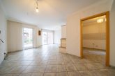 Rundumpaket aus 2003! Großzügiges Mehrgenerationenhaus mit Sauna, Kamin, Garten und Garage in Hürth - Essbereich / Wohnzimmer