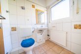Familienfreundliches Reihenmittelhaus mit 5 Zimmern, Garten, Solaranlage und Garage in Glessen - Gäste WC