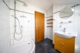 Familienfreundliches Reihenmittelhaus mit 5 Zimmern, Garten, Solaranlage und Garage in Glessen - Duschbad