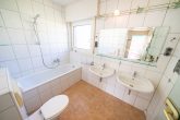 Familienfreundliches Reihenmittelhaus mit 5 Zimmern, Garten, Solaranlage und Garage in Glessen - Wannenbad