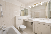 Elegante 3-4-Zimmer-Wohnung, zentral in Köln-Weiden mit 2 Balkonen und Tiefgaragenstellplatz - Wannenbad