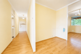Elegante 3-4-Zimmer-Wohnung, zentral in Köln-Weiden mit 2 Balkonen und Tiefgaragenstellplatz - Garderobe Flur