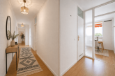 Elegante 3-4-Zimmer-Wohnung, zentral in Köln-Weiden mit 2 Balkonen und Tiefgaragenstellplatz - Eingang / Flur - KI generiert