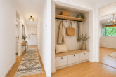 Elegante 3-4-Zimmer-Wohnung, zentral in Köln-Weiden mit 2 Balkonen und Tiefgaragenstellplatz - Garderobe Flur - KI generiert