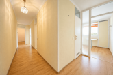 Elegante 3-4-Zimmer-Wohnung, zentral in Köln-Weiden mit 2 Balkonen und Tiefgaragenstellplatz - Eingang / Flur