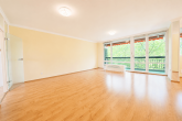 Elegante 3-4-Zimmer-Wohnung, zentral in Köln-Weiden mit 2 Balkonen und Tiefgaragenstellplatz - Wohnzimmer