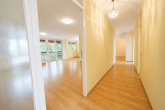 Elegante 3-4-Zimmer-Wohnung, zentral in Köln-Weiden mit 2 Balkonen und Tiefgaragenstellplatz - Eingang / Flur