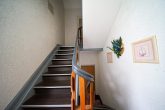 **Brutto-Rendite 5,34 %: Solides Mehrfamilienhaus mit 3 Wohneinheiten - zentrumsnah in Olpe** - Treppenhaus
