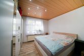 **Brutto-Rendite 5,34 %: Solides Mehrfamilienhaus mit 3 Wohneinheiten - zentrumsnah in Olpe** - Schlafzimmer EG