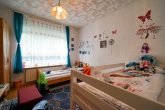 **Brutto-Rendite 5,34 %: Solides Mehrfamilienhaus mit 3 Wohneinheiten - zentrumsnah in Olpe** - Kinderzimmer EG