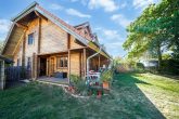 VIDEO: Uriges Holzhaus mit gemütlichem Kamin und großem Ziergarten - Ruhiglage von Bad-Münstereifel - Seitenansicht und Garten