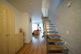 Neuwertiges, freistehendes Einfamilienhaus für gehobene Ansprüche! - hochwertige Treppe