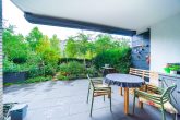 Bestlage am Rhein: Moderne 3 Zi.-ETW mit 2 Bädern, großer Terrasse & Garten in gepflegter Wohnanlage - überdachte Terrasse mit Markise