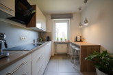 *Gepflegt, barrierefrei & ruhig gelegen: 1,5 Zimmer Etagenwohnung mit Loggia & Außenstellplatz* - KI-Beispiel Küche Whg. 27