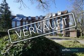 *Gepflegt, barrierefrei & ruhig gelegen: 1,5 Zimmer Etagenwohnung mit Loggia & Außenstellplatz* - Hausansicht 1