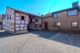 *Platz für Träume: Hof mit 3 Einheiten, großer Halle, Werkstatt, Doppelgarage, Baugrundstück u.v.m.* - Ansicht Fachwerk und Haupthaus