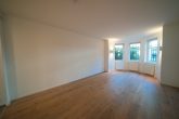 Köln-Marienburg: Moderne 2-Zimmer-Wohnung mit Sonnengarten und Garage in exklusiver Lage - Wohn- und Essbereich