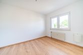 Frisch Renovierte 2-Zimmer-Wohnung mit Balkon in Köln-Weiden - Schlafzimmer