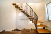 Kernsaniert, geräumig & luxuriös - Modernes Wohnen im Eigenheim auf 3 Etagen mit Garten & Garage - Treppenaufgang zum DG