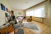 200 m bis zum Rhein! Sanierungsbedürftiges EFH auf großem Grundstück in Köln-Zündorf - Wohnzimmer