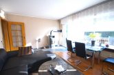 VIDEOBESICHTIGUNG: Variables Zweifamilienhaus auf 846 m² Grundstück in Ruhiglage! - Wohnzimmer WE links
